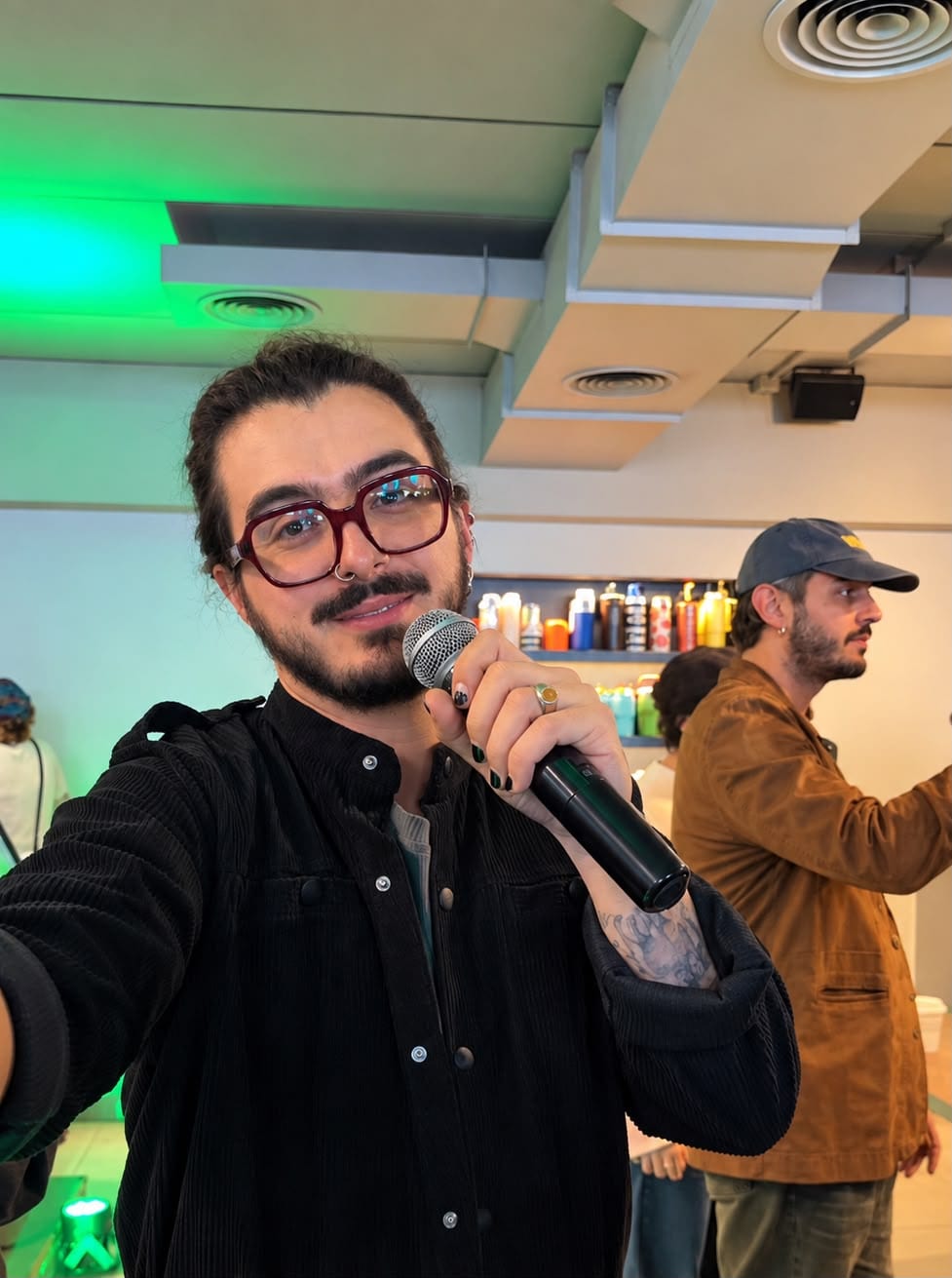 Integrante de Morat con micrófono durante el evento