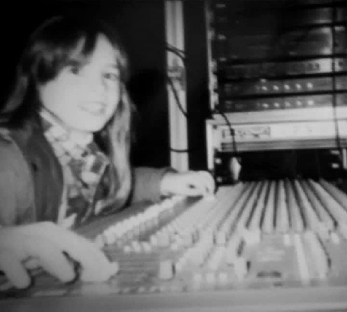 Damián Coockzon de chico operando la consola en el estudio familiar El Vikingo